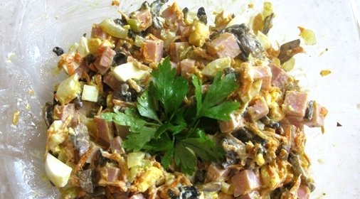 Салат с шампиньонами и ветчиной