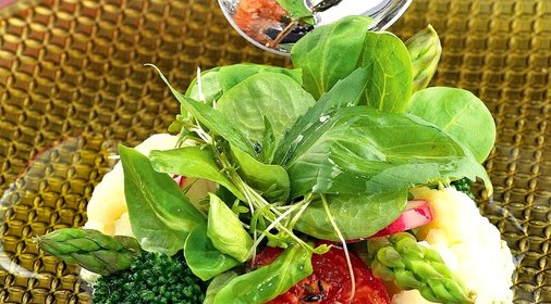 Салат из овощей с имбирно-чесночным соусом