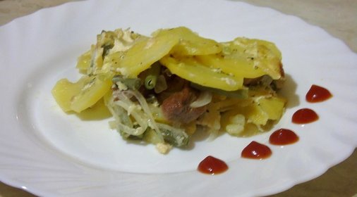 Картофельная запеканка со спаржей и мясом под соусом