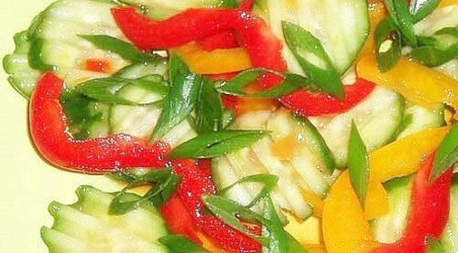 Салат из огурцов и перцев в азиатском стиле