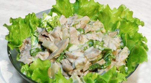 Салат пикантный с курицей и грибами