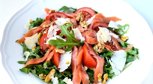 Салат с рукколой и лососем