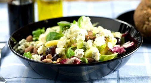 Салат с рукколой, мятой, грушами, грецкими орехами и голубым сыром