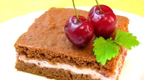 Шоколадное пирожное с творожно-вишневым кремом