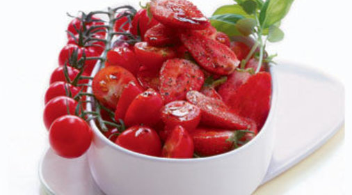 Салат из клубники и помидоров черри