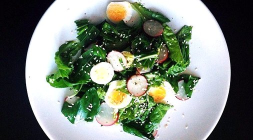 Полезный салат с черемшой, яйцом и редисом