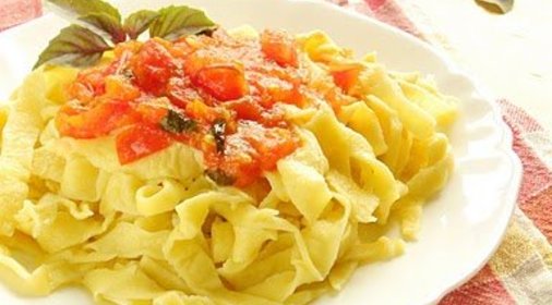 Домашняя паста с томатным соусом и базиликом