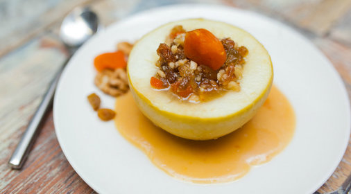 Полезный десерт за 15 минут: запеченное яблоко с сухофруктами и орехами