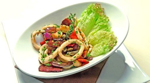 Салат из языка с кальмарами и черносливом