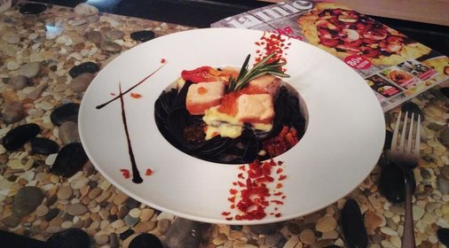 Черная паста в сливочном соусе с лососем и красной икрой