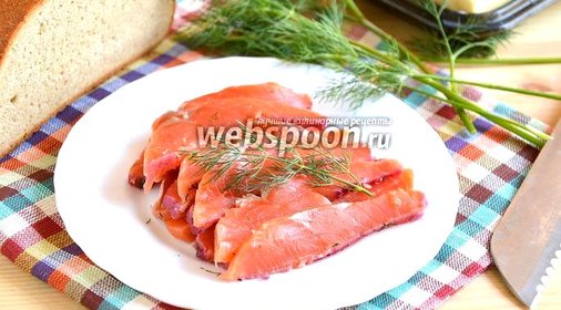 Солёный кижуч с брусникой и укропом