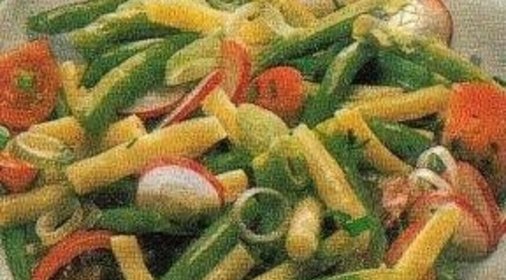 Пестрый салат с редисом