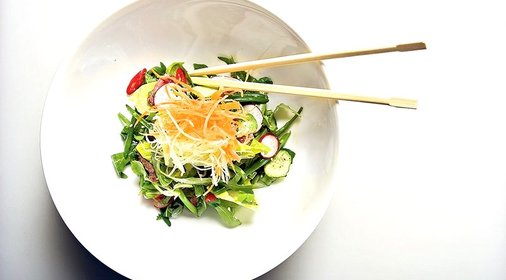 Азиатский салат из говядины с кунжутной заправкой