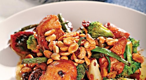 Острая курица с овощами и арахисом