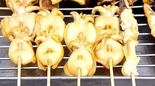 Кальмары на гриле с лимонно-каперсовым соусом и красным перцем