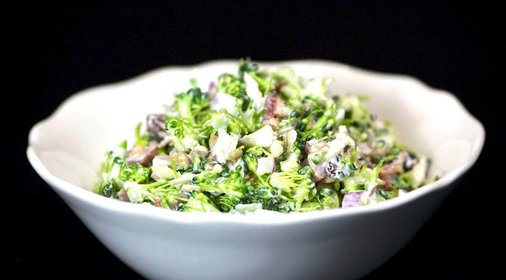 Салат из брокколи с изюмом и семечками