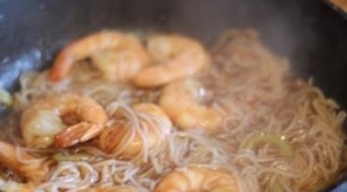 Рисовая лапша с креветками в соусе Терияки