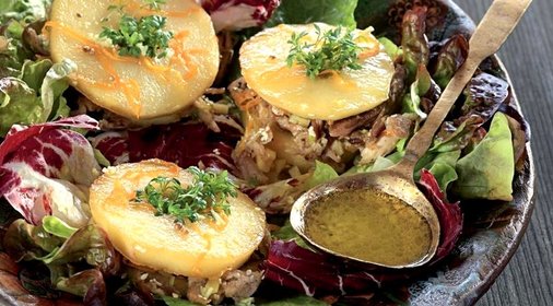 Теплый салат из цесарки с жареными яблоками