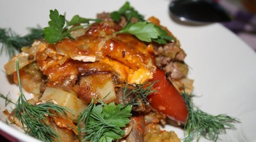 Горшочки с мясным фаршем, горохом и овощами