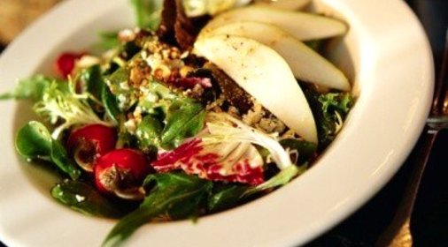 Салат из рукколы и груши с маскарпоне и жареными грецкими орехами