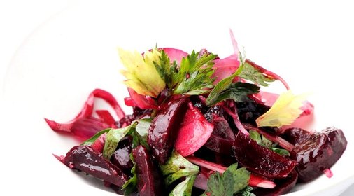 Салат из свеклы с красным луком и петрушкой