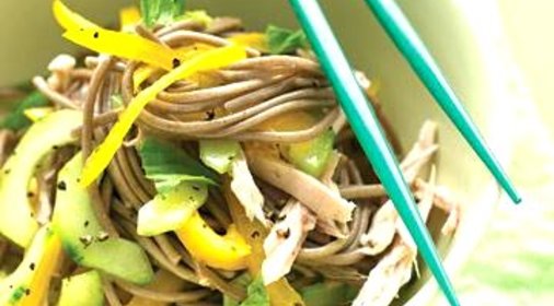 Салат с курицей, болгарским перцем и огурцом