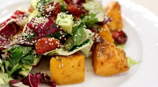 Салат с сулугуни и куминовой тыквой