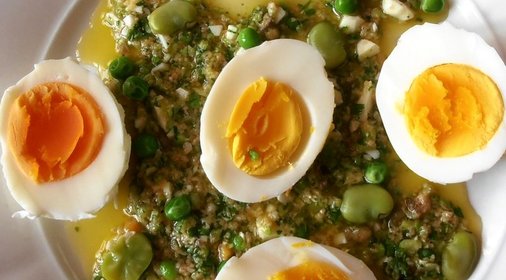 Яйца с зеленым соусом из петрушки, бобов и горошка