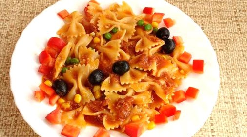 Салат с пастой, горошком и салями