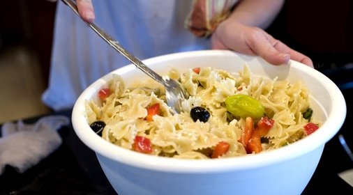 Cалат с макаронами Бантики