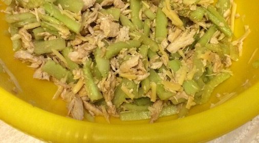 Простой салат с курицей и огурцами