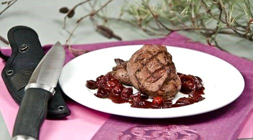 Оленина с вишней, корицей и грецким орехом