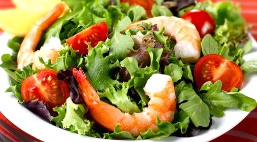 Салат из сладких помидоров с креветками под йогуртово-горчичной заправкой