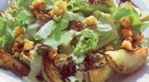 Теплый салат с грецкими орехами