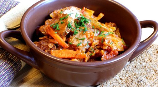 Горшочки с капустой, чечевицей и колбасками