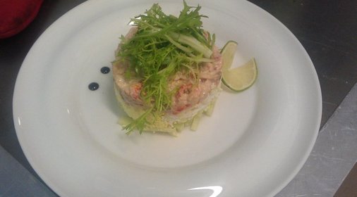 Салат с креветками и раковыми шейками