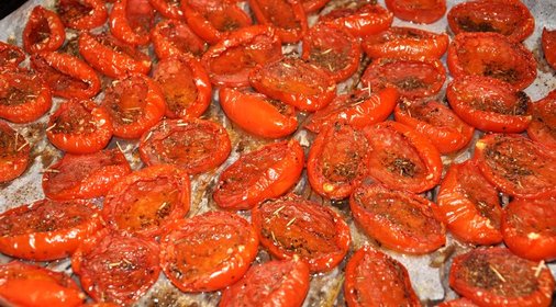 Вяленые томаты с пряными травами