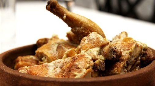 Цыпленок по‑чкмерски (цыпленок в чесночно-молочном соусе)