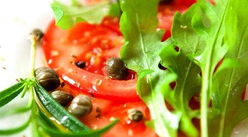 Томатный салат с каперсами