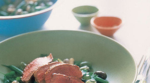 Салат из четырех сортов фасоли с вырезкой молодого барашка