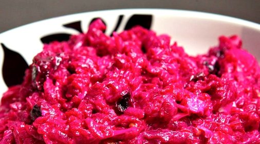 Свекольный салат с черносливом и грецкими орехами