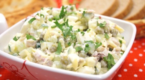 Салат с мясом курицы