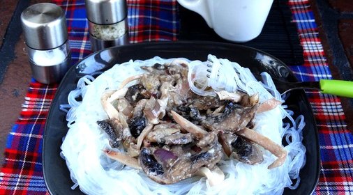 Фунчоза в соусе из кальмаров и грибов