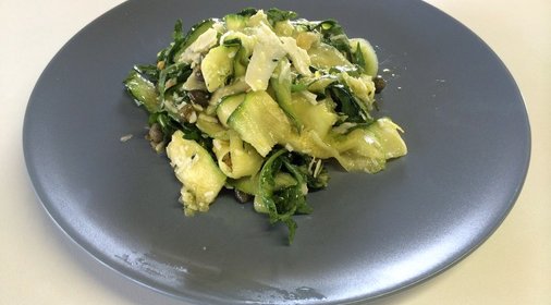 Ленты из цукини с каперсами и соусом из лимона и чеснока