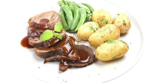 Молодой картофель с петрушкой, мятой и луком