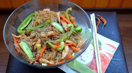 Салат с фунчозой и курицей