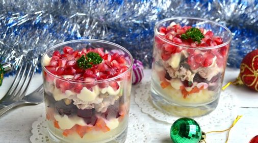 Салат с курицей, орехами и гранатом