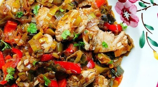 Курица с овощами в красном вине