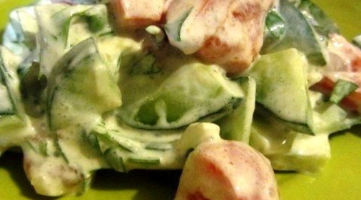 Летний овощной салат со сметаной