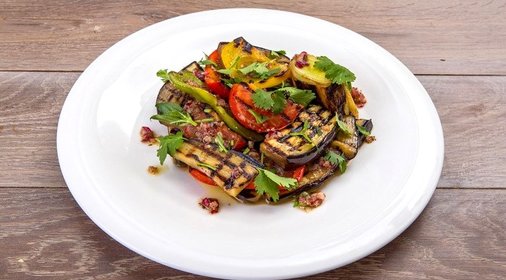 Салат из овощей на гриле и зелени